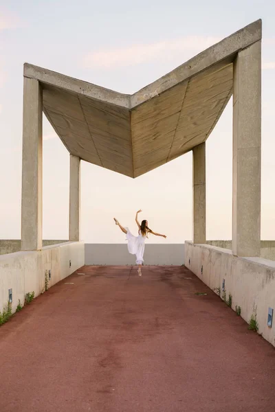 Молодая Взрослая Женщина Белом Платье Танцует Открытом Воздухе — стоковое фото