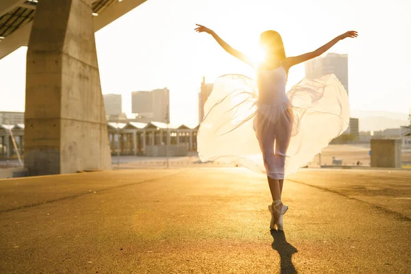Volwassen Vrouw Dansen Alleen Straat Met Zonsondergang Backlight — Stockfoto