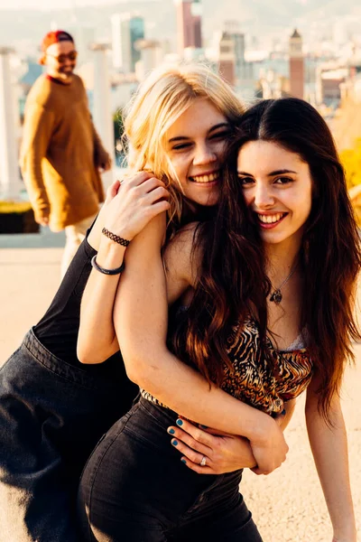 Två Kvinnliga Vänner Utomhus Kramar Varandra Kärleksfullt — Stockfoto