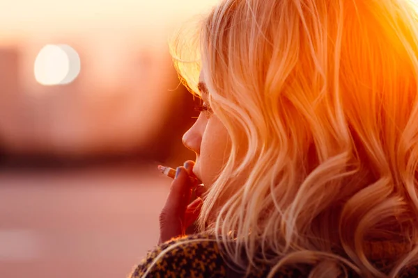 Женщина Держащая Сигарету Рта Время Удивительного Подсветки Заката — стоковое фото