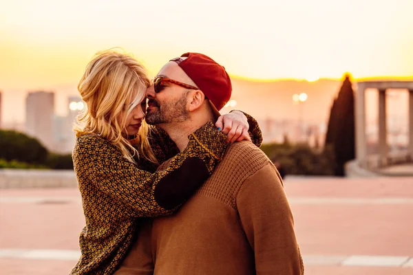 Erwachsenes Paar Küsst Sich Verliebt — Stockfoto