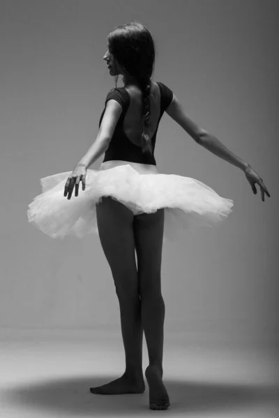 Yetişkin Beyaz Balerin Tek Başına Fotoğraf Stüdyosunda Dans Ediyor Siyah — Stok fotoğraf