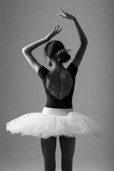 Взрослая Кавказская Балерина Танцует Фотостудии Одна — стоковое фото