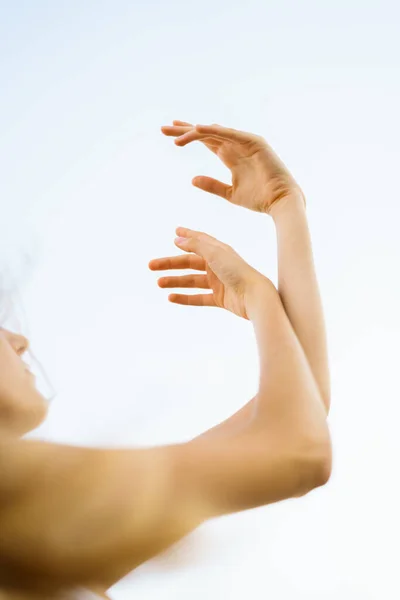 Αγνώριστη Γυναίκα Κοιτάζει Χέρια Της Ψηλά Στον Ουρανό Έναν Ονειρικό — Φωτογραφία Αρχείου