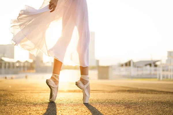 Vrouw Volwassen Vrouw Dansen Alleen Buiten Met Mooie Gouden Achtergrondverlichting — Stockfoto