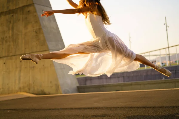 Mulher Adulta Dançando Sozinha Livre Com Bela Luz Fundo Dourada — Fotografia de Stock