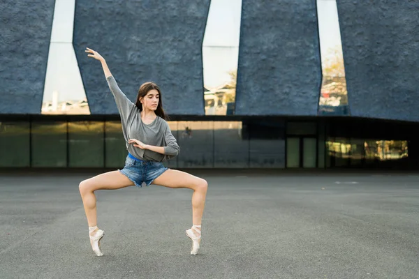 Женщина Уличной Одежде Туфлях Балерины Танцует Улице Бетоне — стоковое фото