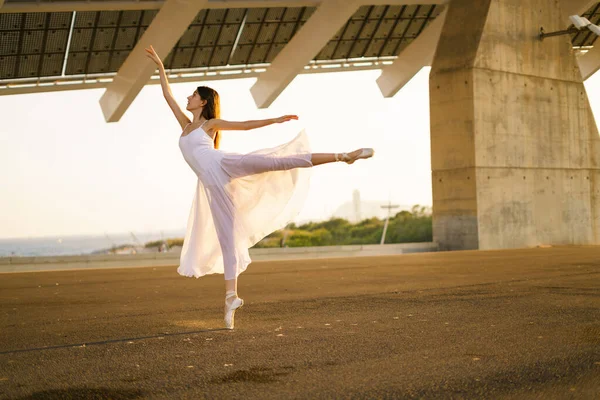 Mujer Adulta Bailando Sola Aire Libre Con Hermosa Luz Dorada — Foto de Stock
