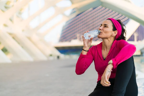 Junge Erwachsene Frau Trinkt Nach Dem Training Wasser — Stockfoto