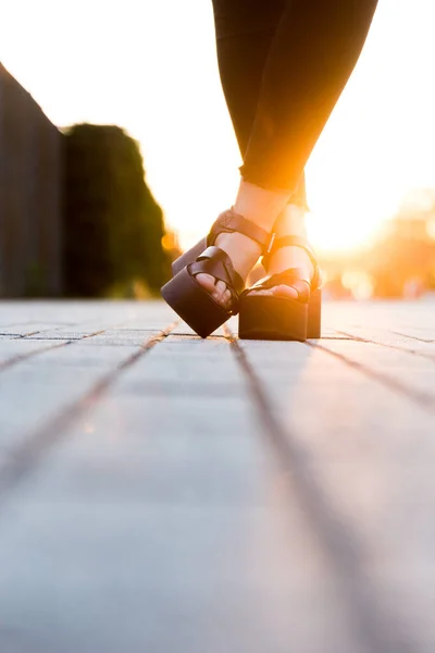 夕日の自然光と通りで ファッションサンダルと足 — ストック写真