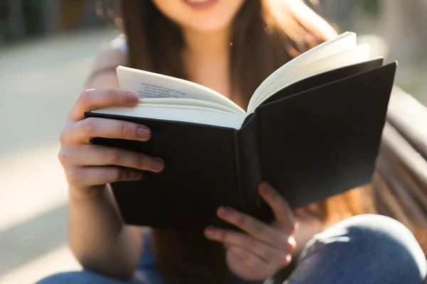 Siyah Kapaklı Bir Kitabın Detaylı Fotoğrafı Parkta Genç Bir Kız — Stok fotoğraf