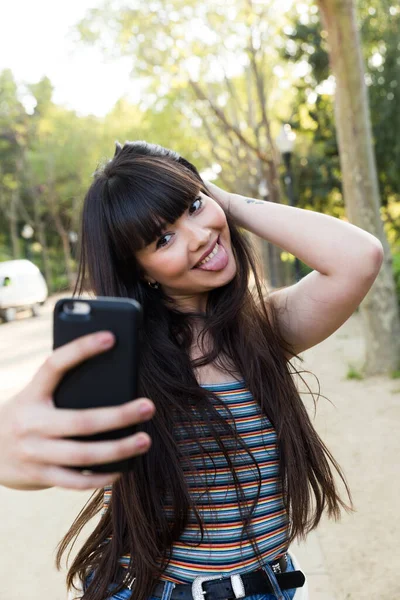 Όμορφη Ασιάτισσα Γυναίκα Βγάζει Μια Σέλφι Χαμογελώντας Στο Smartphone Στους — Φωτογραφία Αρχείου