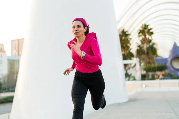 Взрослая Женщина Бегает Улице Розовой Спортивной Одежде — стоковое фото