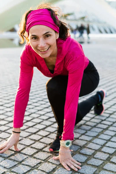 Vuxen Kvinna Som Förbereder Sig För Löpning — Stockfoto