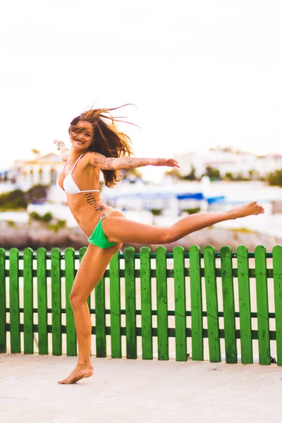 Wanita Muda Memakai Pakaian Renang Melompat Lompat Pantai — Stok Foto