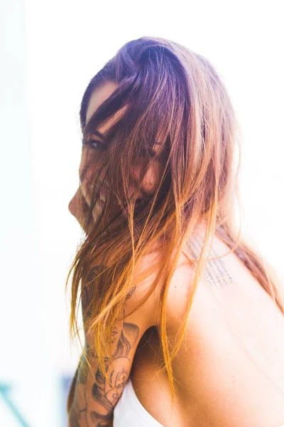 Portretul Unei Femei Adulte Tatuaje Față Acoperire Părului — Fotografie, imagine de stoc