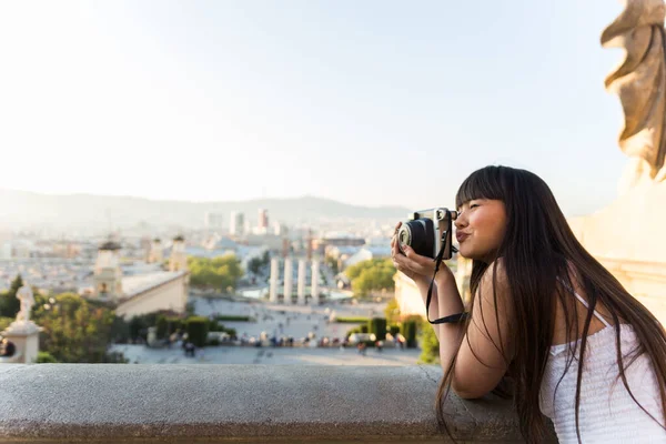 Mladý Asijský Evropský Žena Dělá Pohled Vidět Usmívat Zatímco Ona — Stock fotografie