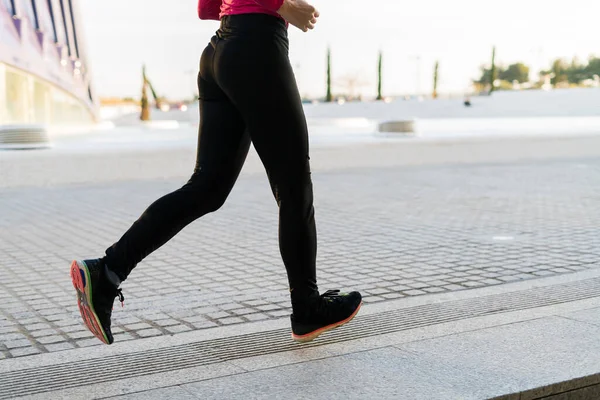Vuxen Kvinna Bär Rosa Sport Kläder Jogging Utomhus — Stockfoto