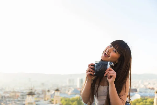 Joven Asiático Europeo Mujer Haciendo Vista Ver Sonriendo Mientras Ella — Foto de Stock