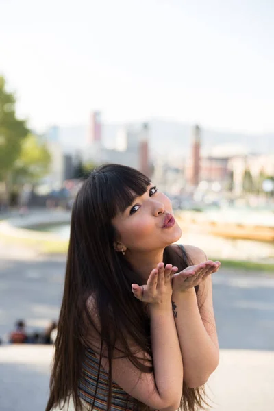 Wanita Muda Eropa Asia Dengan Rambut Cokelat Panjang Melakukan Simbol — Stok Foto