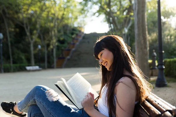 Junge Asiatische Frau Mit Fransen Liest Ein Schwarzes Buch Den — Stockfoto