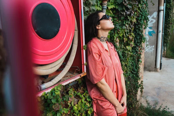 Wanita Muda Dengan Kacamata Hitam Keren Mengenakan Celana Lateks Merah — Stok Foto