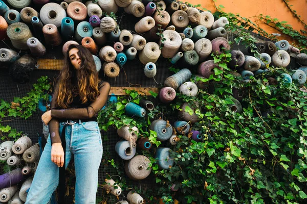 Model Muda Dalam Fashion Shoot Mengenakan Jeans Denim Dan Leher — Stok Foto