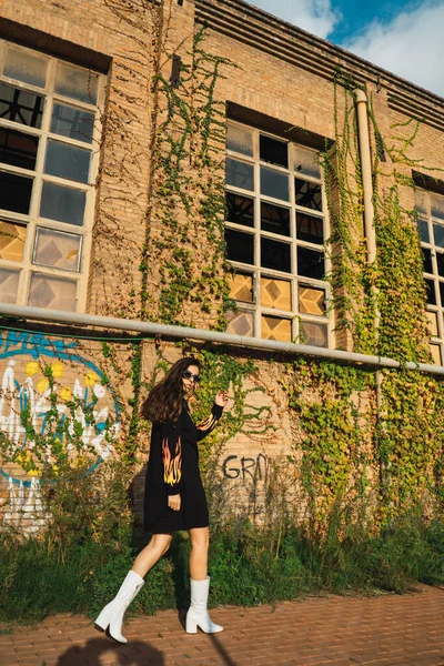 Gadis Muda Dengan Pakaian Keren Berdiri Depan Bangunan Yang Ditinggalkan — Stok Foto