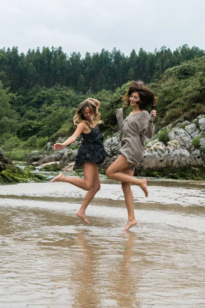 Dua Teman Perempuan Bermain Sekitar Mulut Sungai Pantai Laut Kantabria — Stok Foto