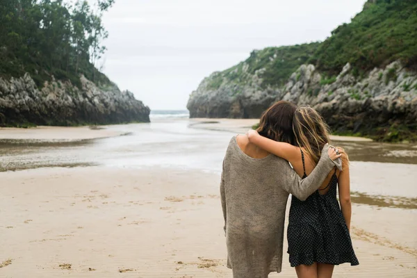 Două Femei Îmbrățișează Reciproc Mergând Plajă — Fotografie, imagine de stoc