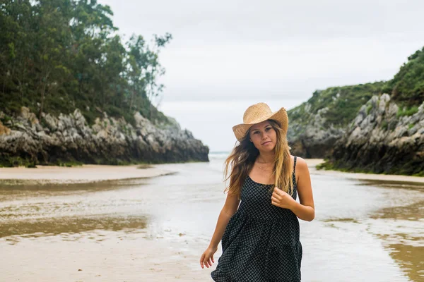 지푸라기 모자를 드레스를 해변을 — 스톡 사진