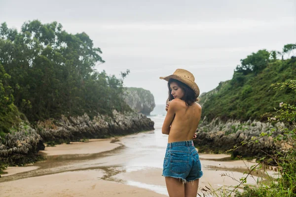 Rearview Dari Seorang Wanita Topless Melihat Mulut Sungai — Stok Foto