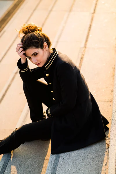 Model Muda Dewasa Mengenakan Jaket Hitam Dan Emas Berpose Berpaling — Stok Foto
