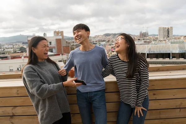 Tiga Orang Cina Berdiri Balkon Dan Tertawa Keras Sambil Berbagi — Stok Foto