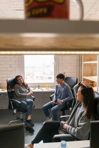 Group Three Young Chinese People Sitting Chairs Office Talking — Stock Photo, Image