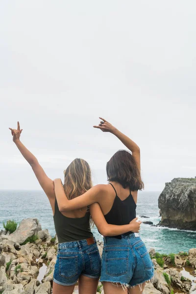 Rearview Rearview Shot Couple Female Friends Standing Next High Cliff — Stok Foto