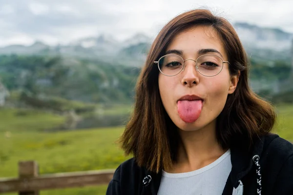 Gadis Muda Memakai Kacamata Menjulurkan Lidah Kamera Membuat Wajah Lucu — Stok Foto