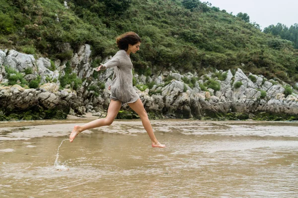 Gadis Muda Kaukasia Bermain Main Mulut Sungai Air Kantabrian — Stok Foto