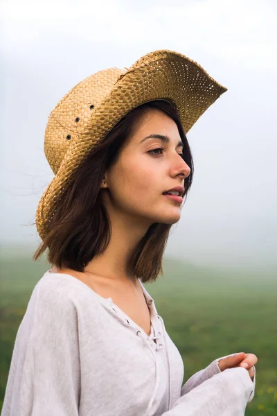 Retrato Uma Mulher Caucasiana Usando Chapéu Palha Olhando Para Longe — Fotografia de Stock