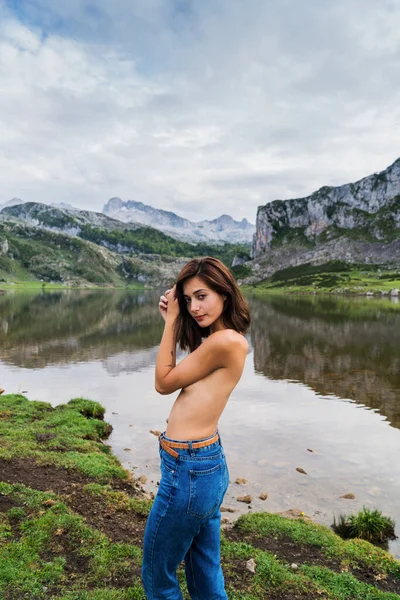Foto Lateral Uma Jovem Morena Topless Vestindo Jeans Livre Natureza — Fotografia de Stock