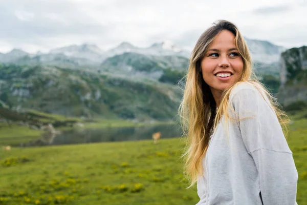 Wanita Pirang Muda Yang Melihat Jauh Dari Kamera Tersenyum Dengan — Stok Foto