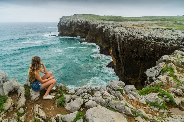 Felismerhetetlen Szőke Lány Egy Sziklán Asturias Élvezi Kilátást Óceánra — Stock Fotó