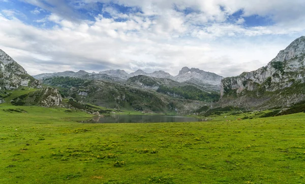 Shot Lake High Mountains Surrounded Mountains — Stok Foto