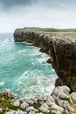 İspanya 'da turkuaz su üzerindeki bir uçurumun manzara görüntüsü.