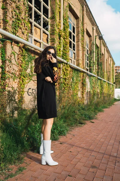 Ung Flicka Med Cool Outfit Står Framför Övergiven Byggnad Med — Stockfoto