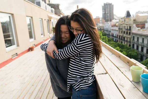 Vista Lateral Duas Mulheres Chinesas Felizes Abraçando Terraço Com Paisagem — Fotografia de Stock