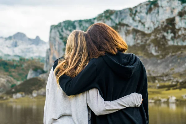 Vue Arrière Deux Jeunes Filles Regardant Paysage Lac Hautes Montagnes — Photo