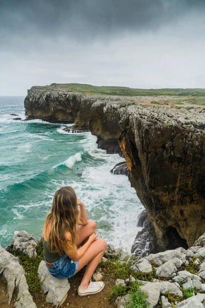 Felismerhetetlen Szőke Lány Egy Sziklán Asturias Élvezi Kilátást Óceánra — Stock Fotó
