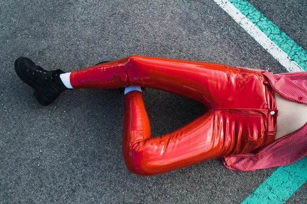 Model Muda Berpose Untuk Fashion Photoshoot Mengenakan Celana Lateks Berbaring — Stok Foto