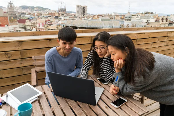 Tiga Pemuda Cina Meja Teras Menonton Laptop Latar Belakang Kota — Stok Foto